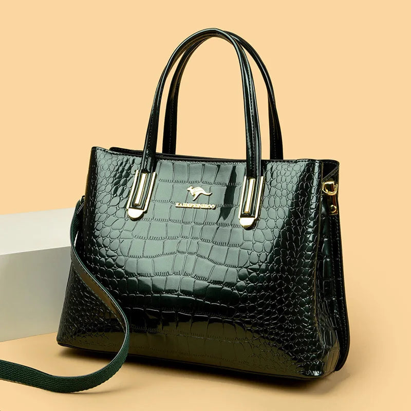 Elegant Comfort Shoulder Bag - Classic Tote for Stylish Moms